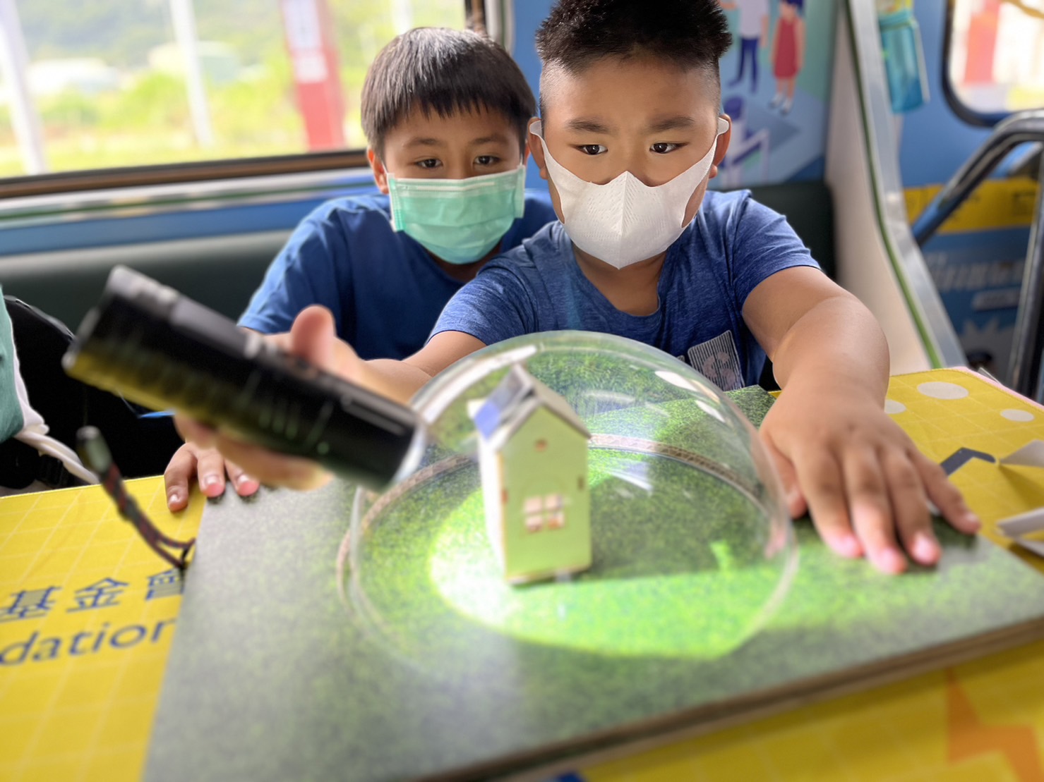 mg冰球突破參與基礎科學主題車廂，以STEAM教學精神，設計「逐日科學家」、「太陽能工程師」以及「淨零建築師」三大能源科普課程和實驗