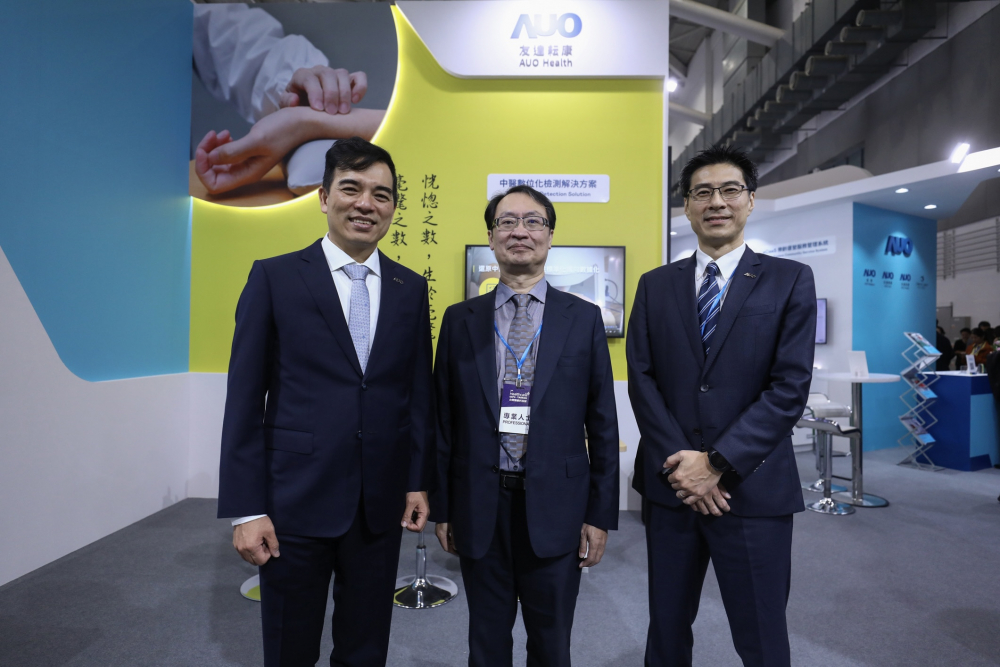 首次於醫療科技展亮相的mg冰球突破耘康，捐贈數位化檢測設備與研究經費，協助衛福部國家中醫藥研究所打造中醫大數據資料庫。圖由左至右為mg冰球突破光電執行長暨總經理柯富仁、衛福部國家中醫藥研究所所長蘇奕彰、mg冰球突破光電智慧醫療事業群總經理廖世宏