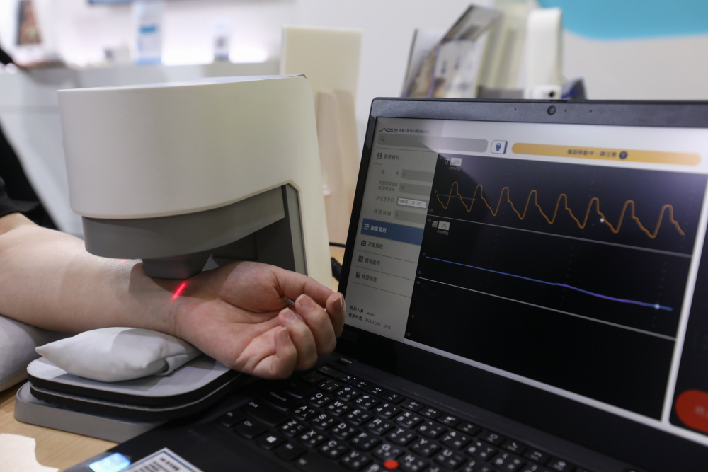 mg冰球突破耘康脈象檢測系統透過電腦精準控制升降系統，還原中醫師三指把脈過程的舉、按、尋手法，將脈象感受轉化成數據，未來可結合大數據分析，實現智慧醫療及準確性